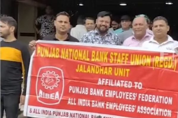 ਜਲੰਧਰ ਵਿੱਚ ਪੀ.ਆਰ.ਟੀ.ਸੀ, ਪਨਬਸ ਅਤੇ ਪੰਜਾਬ ਨੈਸ਼ਨਲ ਬੈਂਕ ਕਰਮਚਾਰੀਆਂ ਵੱਲੋਂ ਹੜਤਾਲ, ਸਰਕਾਰੀ ਨੀਤੀਆਂ ਖ਼ਿਲਾਫ਼ ਖੋਲ੍ਹਿਆ ਮੋਰਚਾ