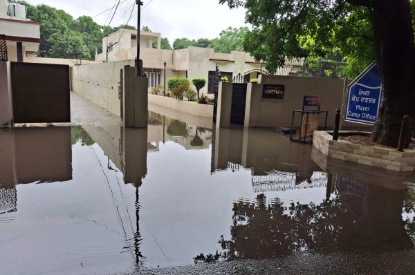 ਮਾਡਲ ਟਾਊਨ ‘ਚ ਮੇਅਰ ਤੇ ਕਮਿਸ਼ਨਰ ਦੇ ਨਿਵਾਸ ‘ਚ ਵੀ ਵੜਿਆਂ ਪਾਣੀਂ, ਦੋ ਘੰਟੇ ਬਾਅਦ ਵੀ ਨਹੀਂ ਹੋਇਆਂ ਨਿਕਾਸ!