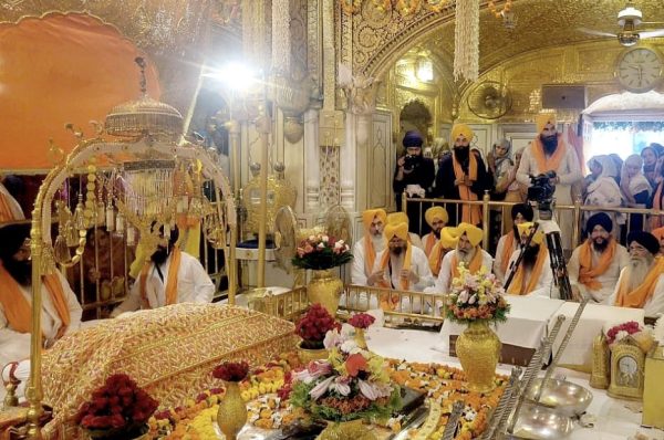 ਪਹਿਲੇ ਪ੍ਰਕਾਸ਼ ਪੁਰਬ ਮੌਕੇ ਸੱਚਖੰਡ ਸ੍ਰੀ ਹਰਿਮੰਦਰ ਸਾਹਿਬ ਵਿਖੇ ਵੱਡੀ ਗਿਣਤੀ ਸੰਗਤਾਂ ਹੋਈਆਂ ਨਤਮਸਤਕ