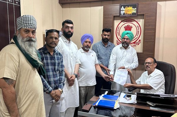 ਤਲਵਣ ਰੋਡ ‘ਤੇ ਗੰਦਾ ਪਾਣੀ ਖੜ੍ਹਾ, ਸੜਕ ਬਣੀ ਮੁਸੀਬਤ – ਰਾਹਗੀਰਾਂ ਨੂੰ ਹੋ ਰਿਹਾ ਦੁੱਖ, ਬਿਮਾਰੀਆਂ ਦਾ ਖਤਰਾ ਵਧਿਆ