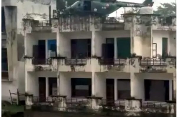 ਘਰ ਦੀ ਛੱਤ ‘ਤੇ ਹੈਲੀਕਾਪਟਰ ਲੈਂਡਿੰਗ : ਮਾਧੋਪੁਰ ‘ਚ ਭਾਰਤੀ ਫੌਜ ਨੇ 22 CRPF ਜਵਾਨਾਂ ਤੇ 3 ਨਾਗਰਿਕਾਂ ਨੂੰ ਬਚਾਇਆ