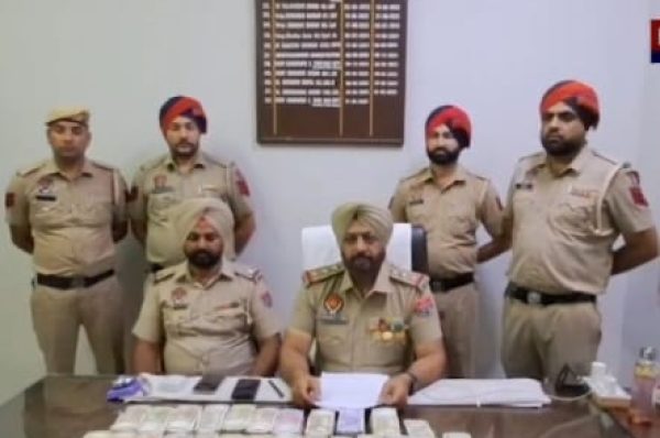 ਦੁਬਈ ਤੋਂ ਚੱਲ ਰਹੇ ਹਵਾਲਾ ਰੈਕਟ ਦਾ ਪਰਦਾਫਾਸ਼, 56 ਲੱਖ ਨਕਦ ਸਮੇਤ 3 ਗ੍ਰਿਫਤਾਰ