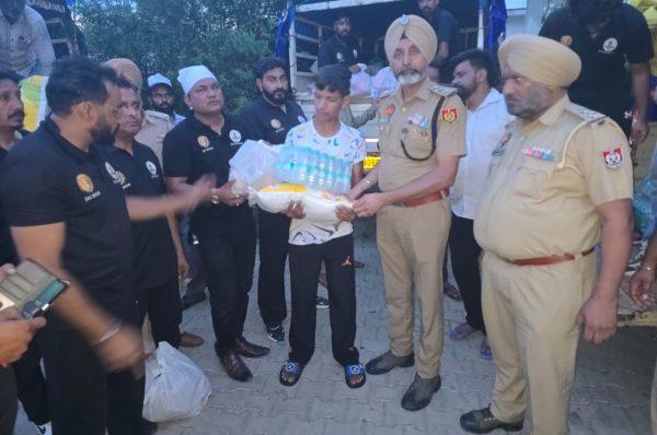 ਜਲੰਧਰ ਦਿਹਾਤੀ ਪੁਲਿਸ ਤੇ ਸਮਾਜਿਕ ਸੰਸਥਾਵਾਂ ਵੱਲੋਂ ਹੜ ਪੀੜਤ ਪਰਿਵਾਰਾਂ ਨੂੰ ਵੱਡੀ ਸਹਾਇਤਾ