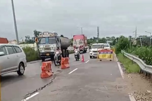 ਲਗਾਤਾਰ ਬਾਰਿਸ਼ ਕਾਰਨ ਚੌਗਿਟੀ ਫਲਾਈਓਵਰ ਧੰਸਿਆ, ਰਸਤਾ ਦੋਹੀਂ ਪਾਸਿਆਂ ਤੋਂ ਬੰਦ