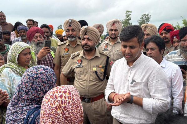 ਪੰਜਾਬ ਸਰਕਾਰ ਅਤੇ ਜਲੰਧਰ ਦਿਹਾਤੀ ਪੁਲਿਸ ਹੜ੍ਹ ਪ੍ਰਭਾਵਿਤ ਲੋਕਾਂ ਦੇ ਨਾਲ – ਮੁੰਡੀ ਸ਼ਹਿਰੀਆਂ ਸਮੇਤ ਦਰਿਆਈ ਪਿੰਡਾਂ ਦਾ ਜਾਇਜ਼ਾ