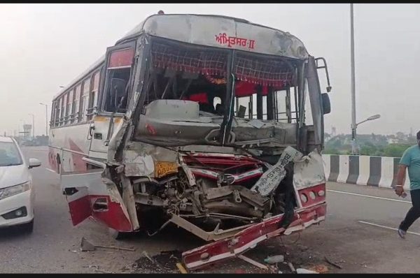 ਸਵਾਰੀਆਂ ਨਾਲ ਭਰੀ ਪੰਜਾਬ ਰੋਡਵੇਜ਼ ਦੀ ਬੱਸ ਭਿਆਨਕ ਹਾਦਸੇ ਦਾ ਸ਼ਿਕਾਰ! ਡਰਾਈਵਰ ਦੀ ਅੱਖ ਲੱਗਣ ਕਾਰਨ…