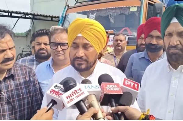 ਸਾਸੰਦ ਚੰਨੀ ਅਤੇ ਵਰਕਾ ਨੇ ਰਵਾਨਾ ਕੀਤੇ ਰਾਸ਼ਨ ਭਰੇ ਟਰੱਕ, ਬਾਢ਼ ਪੀੜਤਾਂ ਲਈ 8 ਟਨ ਸਹਾਇਤਾ ਸਮਾਨ