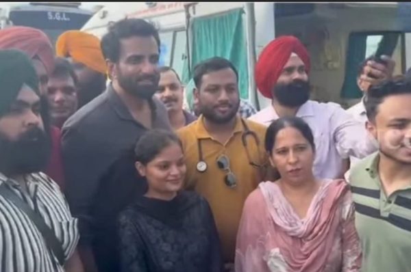 ਸੁਲਤਾਨਪੁਰ ਲੋਧੀ : ਬਾੜ੍ਹ ਪੀੜਤਾਂ ਦੀ ਸਹਾਇਤਾ ਲਈ ਪਹੁੰਚੇ ਸੋਨੂ ਸੂਦ, ਲੋਕਾਂ ਦੇ ਦੁੱਖ-ਦਰਦ ਸੁਣ ਕੇ ਦਿੱਤਾ ਭਰੋਸਾ