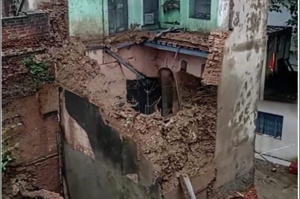 ਜਲੰਧਰ ਤੋਂ ਖ਼ਬਰ – ਪੁਰੀਆ ਮੋਹੱਲੇ ‘ਚ ਤਿੰਨ ਮੰਜ਼ਿਲਾ ਇਮਾਰਤ ਢਹਿ ਗਈ, ਵੱਡਾ ਹਾਦਸਾ ਟਲਿਆ