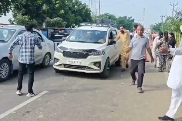 ਬਾੜ ਪੀੜਤਾਂ ਦੇ ਨਾਲ ਰਾਧਾ ਸਵਾਮੀ ਡੇਰਾ ਬਿਆਸ, ਬਾਬਾ ਗੁਰਿੰਦਰ ਸਿੰਘ ਢਿੱਲੋਂ ਨੇ ਕੀਤਾ ਸ਼ਾਹਕੋਟ ਦਾ ਦੌਰਾ”