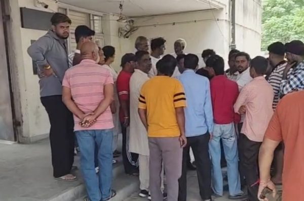 ਜਨਮਦਿਨ ਦੇ ਦਿਨ ਹੀ ਸਵਿੱਗੀ ਕਰਮਚਾਰੀ ਦੀ ਸੜਕ ਹਾਦਸੇ ‘ਚ ਮੌਤ, ਪਰਿਵਾਰ ਨੇ ਇਨਸਾਫ ਲਈ ਪੁਲਿਸ ਥਾਣੇ ਦੇ ਬਾਹਰ ਲਾਇਆ ਧਰਨਾ