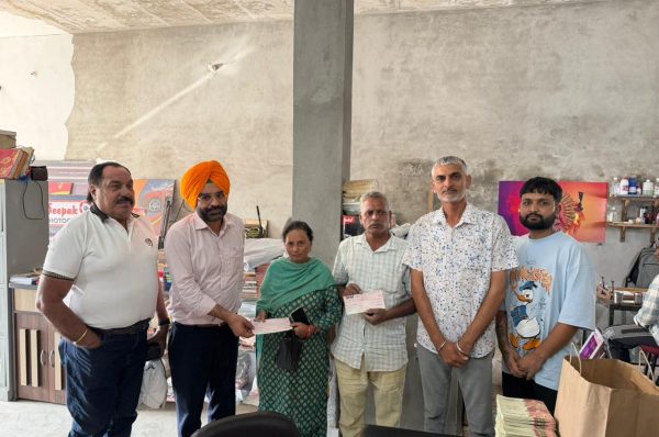 ਪੰਜ-ਆਬ ਟਰੈਵਲ ਏਜੰਟ ਐਸੋਸੀਏਸ਼ਨ ਵੱਲੋਂ ਹੜ੍ਹ ਪੀੜਤਾਂ ਦੀ ਸਹਾਇਤਾ ਲਈ ਲੱਖਾਂ ਦੇ ਚੈੱਕ ਵੰਡੇ