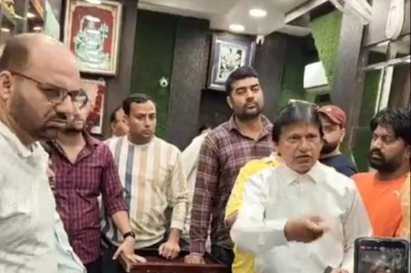 ਜਲੰਧਰ ‘ਚ ਦਿਨ ਦਿਹਾੜੇ ਗਨ ਪੌਇੰਟ ‘ਤੇ ਲੱਖਾਂ ਦੀ ਲੁੱਟ — ਵਿਜੈ ਸੁਨਿਆਰੇ ਦੀ ਦੁਕਾਨ ਤੋਂ 2 ਲੱਖ ਨਕਦ ਤੇ ਗਹਿਣੇ ਲੁੱਟਕੇ ਫਰਾਰ ਹੋਏ ਲੁਟੇਰੇ