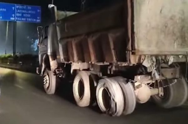 ਜਲੰਧਰ ਵਿੱਚ ਕਾਨੂੰਨ ਦੀਆਂ ਧੱਜੀਆਂ ਉੱਡਦੀਆਂ — ਬਿਨਾਂ ਨੰਬਰ ਤੇ ਫੱਟੇ ਟਾਇਰ ਵਾਲਾ ਟਿੱਪਰ ਸੜਕਾਂ ‘ਤੇ ਦੌੜਦਾ ਕੈਮਰੇ ‘ਚ ਕੈਦ, ਪੁਲਿਸ ਦੀ ਕਾਰਵਾਈ ‘ਤੇ ਸਵਾਲ