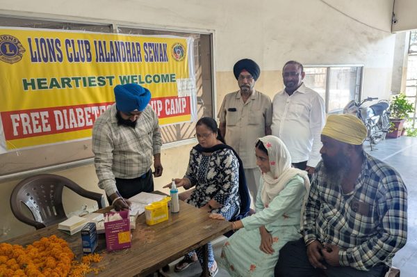 ਲਾਇਨਜ਼ ਕਲੱਬ ਜਲੰਧਰ ਦੇ ਸੇਵਕਾਂ ਵੱਲੋਂ ਮੁਫ਼ਤ ਸ਼ੂਗਰ ਚੈੱਕ ਅੱਪ ਕੈਂਪ
