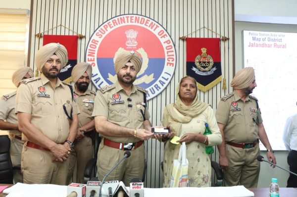 ਦਿਵਾਲੀ ਤੇ ਜਲੰਧਰ ਦਿਹਾਤੀ ਪੁਲਿਸ ਵੱਲੋਂ ਖਾਸ ਤੋਹਫ਼ਾ — 110 ਗੁੰਮ ਹੋਏ ਮੋਬਾਇਲ ਫੋਨ ਬਰਾਮਦ ਕਰਕੇ ਮਾਲਕਾਂ ਨੂੰ ਸੌਂਪੇ ????