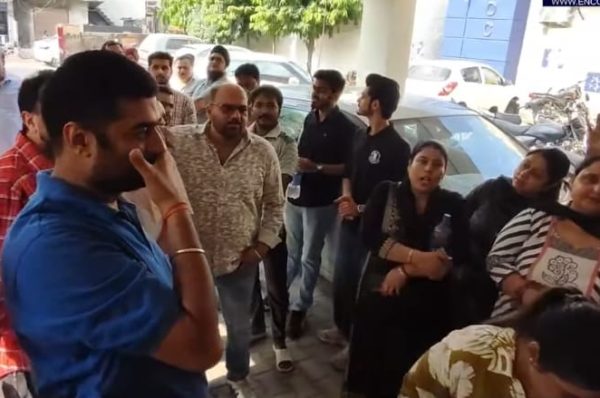 ਜਲੰਧਰ ਦੇ ਭਾਰਗਵ ਕੈਂਪ ’ਚ ਵਿਜੇ ਜੈਵਲਰ ਦੀ ਦੁਕਾਨ ’ਤੇ ਲੁੱਟ – ਪੀੜਤ ਪਰਿਵਾਰ ਦਾ ਥਾਣੇ ਬਾਹਰ ਧਰਨਾ, ਪੁਲਿਸ ’ਤੇ ਮਿਲੀਭੁਗਤ ਦੇ ਦੋਸ਼