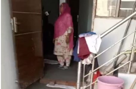 ਬਸਤੀਆਦ ਇਲਾਕੇ ਦੇ ਪਾਰਸ ਐਸਟੇਟ ‘ਚ ਘਰਾਂ ਦੀ ਨੀਂਹ ਬੈਠੀ, ਲੋਕਾਂ ਵਿਚ ਰੋਸ — ਡੀਲਰ ‘ਤੇ ਘਟੀਆ ਮਟੀਰੀਅਲ ਲਗਾਉਣ ਦੇ ਦੋਸ਼