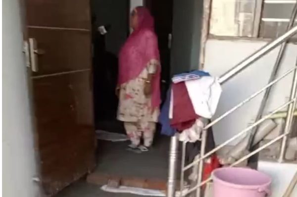 ਬਸਤੀਆਦ ਇਲਾਕੇ ਦੇ ਪਾਰਸ ਐਸਟੇਟ ‘ਚ ਘਰਾਂ ਦੀ ਨੀਂਹ ਬੈਠੀ, ਲੋਕਾਂ ਵਿਚ ਰੋਸ — ਡੀਲਰ ‘ਤੇ ਘਟੀਆ ਮਟੀਰੀਅਲ ਲਗਾਉਣ ਦੇ ਦੋਸ਼