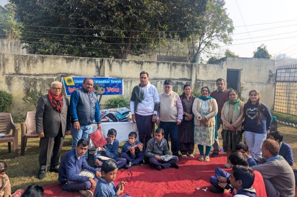 ਸਰਦੀ ਵਿੱਚ ਸਨੇਹਾ: ਲਾਇਨ ਕਲੱਬ ਜਲੰਧਰ ਸੇਵਕ ਵੱਲੋਂ ਬੱਚਿਆਂ ਨੂੰ ਸਵੈਟਰ ਵੰਡ