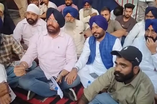 ਬੇਟੇ ਦਾ ਦਾਅਵਾ – ਪਿਤਾ 10 ਮਹੀਨੇ ਤੋਂ ਬਿਸਤਰ ‘ਤੇ ਪਏ ਨੇ, ਪੁਲਿਸ ਨੇ ਗਲਤ ਕੇਸ ਵਿੱਚ ਫਸਾਇਆ – ਕਹਿੰਦੇ ਨੇ, “ਉਹ ਤਾਂ ਸਾਈਕਲ ਤੱਕ ਚਲਾਉਂਦੇ ਨੇ, ਗੱਡੀ ਕਿਵੇਂ ਚਲਾ ਸਕਦੇ ਨੇ?”