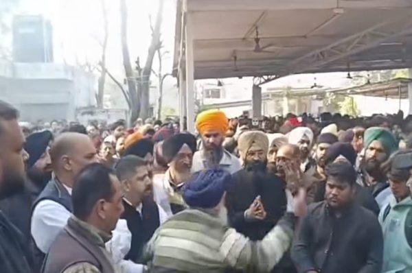 ਜਲੰਧਰ ਮਾਡਲ ਟਾਊਨ ਗੁਰਦੁਆਰਾ ਸਾਹਿਬ ਦੇ ਬਾਹਰ ਲੱਕੀ ਓਬਰਾਏ ਦੀ ਗੋਲੀਆਂ ਮਾਰ ਕੇ ਹੱਤਿਆ, ਪੁਲਿਸ ਨੇ ਕਈ ਅਹੰਕਾਰਪੂਰਨ ਸੁਰਾਗ ਹਾਸਲ ਕੀਤੇ।