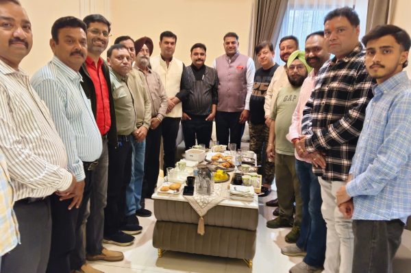 ਬੰਬੇ ਨਗਰ ਦੀਆਂ ਸਮੱਸਿਆਵਾਂ ਸਬੰਧੀ ਮੇਹਰ ਸ਼੍ਰੀ ਵਨੀਤ ਧੀਰ ਨਾਲ ਮੀਟਿੰਗ, ਕਲੋਨੀ ਵਾਸੀਆਂ ਵੱਲੋਂ ਮੰਦਰ ਨਿਰਮਾਣ ਦੀ ਮੰਗ