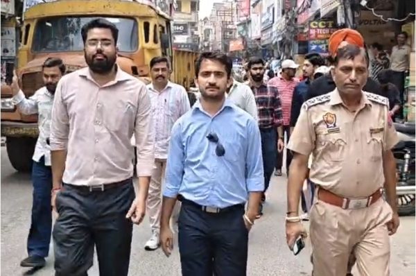 ਜਲੰਧਰ ਦੇ ਰੁੱਝੇ ਬਾਜ਼ਾਰਾਂ ਵਿੱਚ ਨਿਗਮ ਤੇ ਟ੍ਰੈਫਿਕ ਪੁਲਿਸ ਦਾ ਸਾਂਝਾ ਐਕਸ਼ਨ, ਅਵੈਧ ਕਬਜ਼ਿਆਂ ‘ਤੇ ਚੱਲਿਆ ਬੁਲਡੋਜ਼ਰ ਤੇ ਵਾਹਨ ਕੀਤੇ ਟੋਅ