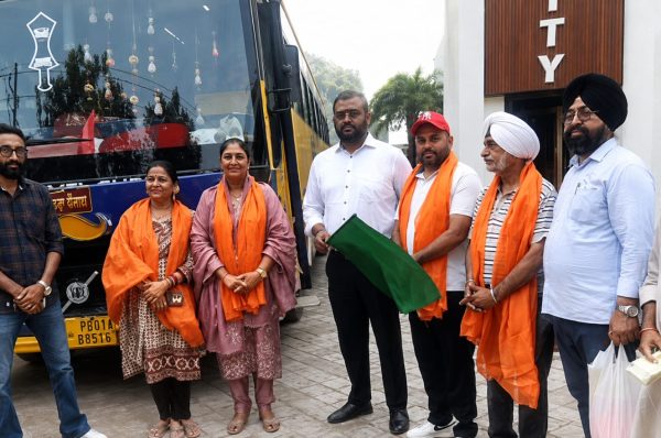 ਮੁੱਖ ਮੰਤਰੀ ਤੀਰਥ ਯਾਤਰਾ ਸਕੀਮ ਤਹਿਤ ਬੰਬੇ ਨਗਰ ਤੋਂ ਸੰਗਤਾਂ ਦਾ ਜਥਾ ਸ਼ਰਧਾ ਨਾਲ ਰਵਾਨਾ, ਜੈਕਾਰਿਆਂ ਦੀ ਗੂੰਜ ਵਿਚ ਹੋਈ ਸ਼ੁਰੂਆਤ