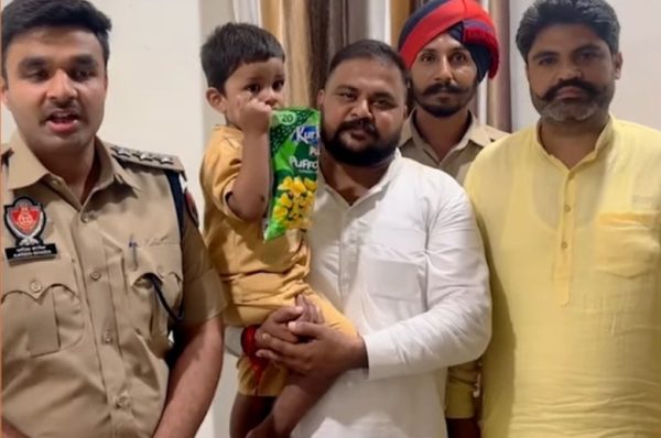 ਜਲੰਧਰ ‘ਚ 4 ਸਾਲਾ ਬੱਚੇ ਦੀ ਕਿਡਨੈਪਿੰਗ, 10 ਘੰਟਿਆਂ ਬਾਅਦ ਬੱਸ ਸਟੈਂਡ ਨੇੜਿਓਂ ਮਿਲਿਆ ਬਿਨਾਂ ਨੰਬਰੀ ਸਫੈਦ ਐਕਟਿਵਾ ’ਤੇ ਆਏ ਦੋ ਨੌਜਵਾਨ ਬੱਚੇ ਨੂੰ ਚੁੱਕ ਕੇ ਲੈ ਗਏ, ਪੁਲਿਸ ਦੀਆਂ 7 ਵਿਸ਼ੇਸ਼ ਟੀਮਾਂ ਜਾਂਚ ’ਚ ਜੁਟੀਆਂ