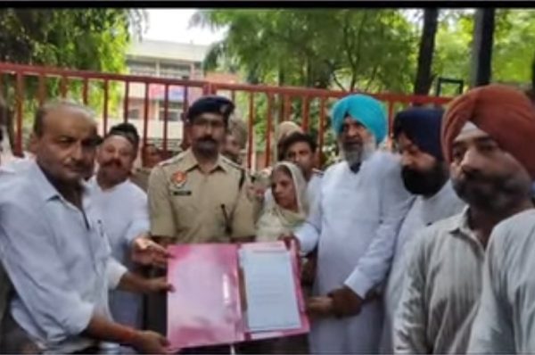 ਡੀਸੀ ਦਫ਼ਤਰ ਦੇ ਬਾਹਰ ਕਾਂਗਰਸ ਦਾ ਜ਼ਬਰਦਸਤ ਪ੍ਰਦਰਸ਼ਨ, ਗੇਟ ਟੱਪਣ ਦੀ ਕੋਸ਼ਿਸ਼ ਦੌਰਾਨ ਪੁਲਿਸ ਨਾਲ ਹੋਇਆ ਤਣਾਅ