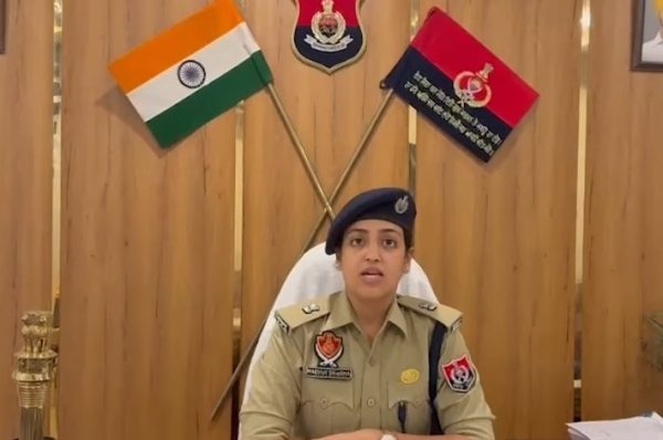 ਜਲੰਧਰ ਕੈਂਟ ਦੇ ਮੋਹੱਲਾ ਨੰਬਰ 30 ’ਚ ਦੇਰ ਰਾਤ ਤਾਬੜਤੋੜ ਗੋਲੀਆਂ ਚੱਲਣ ਨਾਲ ਦਹਿਸ਼ਤ ਦੋਪਹੀਆ ਵਾਹਨਾਂ ’ਤੇ ਸਵਾਰ 30-35 ਨੌਜਵਾਨਾਂ ਨੇ 12 ਮਿੰਟ ਤੱਕ ਮਚਾਇਆ ਹੰਗਾਮਾ, ਕਾਰ ਤੇ ਦੋ ਐਕਟਿਵਾ ਨੁਕਸਾਨੀ; ਪੁਲਿਸ ਨੇ ਮੁਲਜ਼ਮਾਂ ਦੀ ਪਛਾਣ ਕਰਕੇ ਕੀਤੀ ਨਾਮਜ਼ਦਗੀ