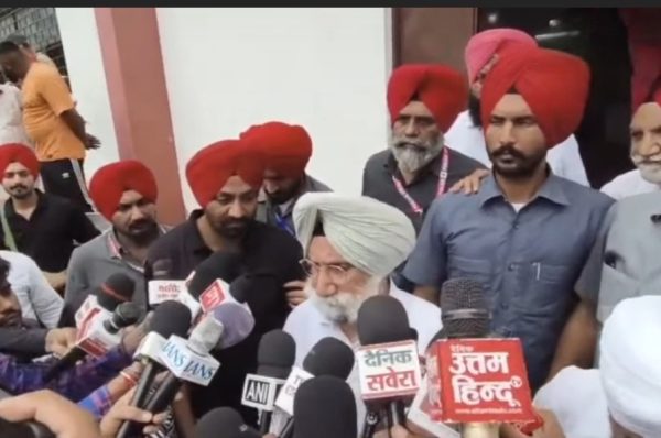 ਖੜਗੇ ਦੇ ਭਾਸ਼ਣ ਤੋਂ ਬਾਅਦ ਮੰਚ ਦੇ ‘ਸ਼ੁੱਧੀਕਰਨ’ ’ਤੇ ਭੜਕੀ ਪੰਜਾਬ ਕਾਂਗਰਸ, ਭਾਜਪਾ ਖ਼ਿਲਾਫ਼ ਧਰਨਾ, ਚੰਨੀ ਤੇ ਰੰਧਾਵਾ ਨੇ ਲਾਏ ਜਾਤੀਵਾਦ ਦੇ ਦੋਸ਼, ਕਿਹਾ—ਸੰਵਿਧਾਨ ਦੀ ਧਾਰਾ 14, 15 ਤੇ 17 ਦੀ ਭਾਵਨਾ ਦੇ ਉਲਟ ਹੈ ਘਟਨਾ